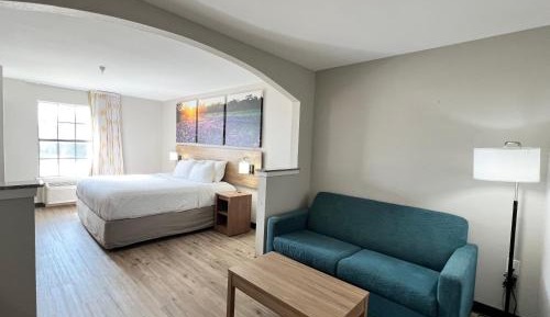 King Suite with Roll In Shower - Hearing Accessible/Non-Smoking