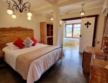 Queen Suite with Spa Bath