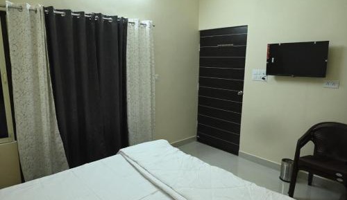 Deluxe Double Room (2 Adults + 1 Child)