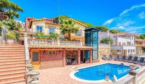 Villa with Garden View
