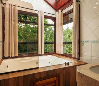 Chalet with Spa Bath