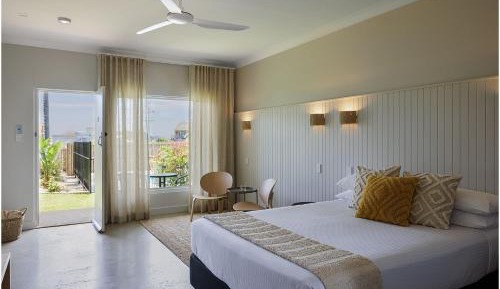 Queen Room with Pool View
