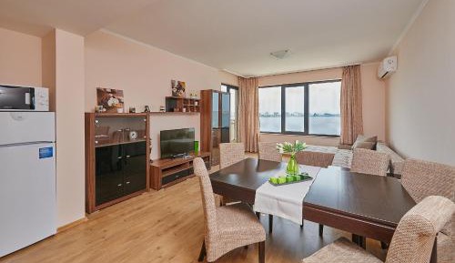 Two-Bedroom apartment with Lake and Sea View