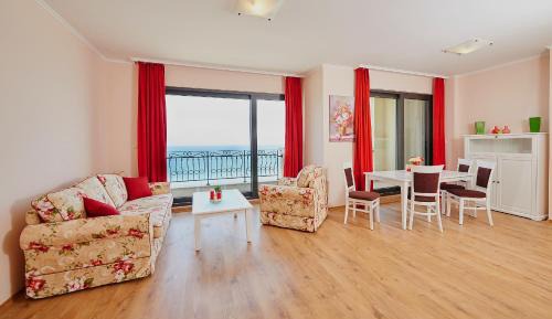 One-Bedroom Apartment with Sea View