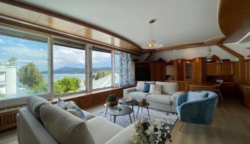 Apartment with Lake View