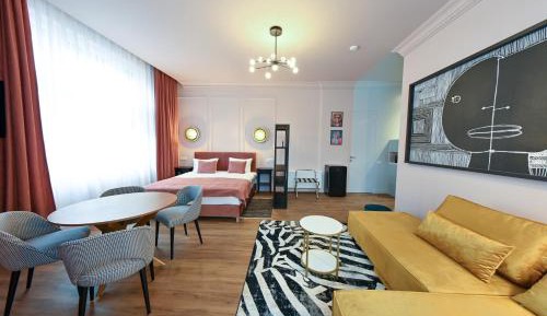 King Studio with Sofa Bed