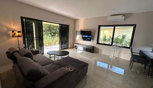 Apartment with Pool View 