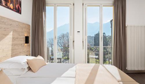 Double Room with Balcony and Lake View