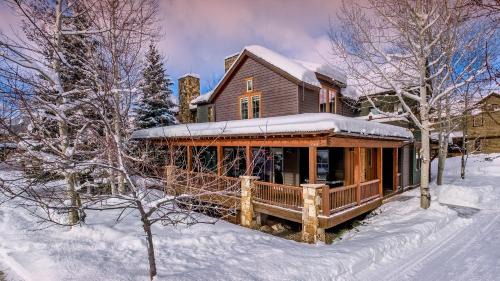 Seven-Bedroom Holiday Home