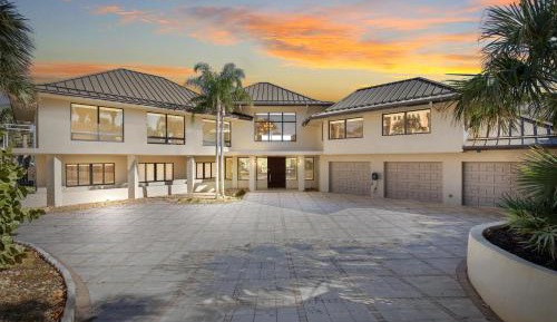 Three-Bedroom Holiday Home 