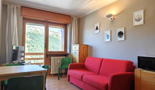 Apartment with Mountain View
