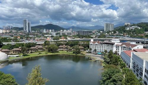 Four-Bedroom Apartment with Lake View