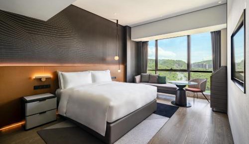 Deluxe King Room with Mountain View