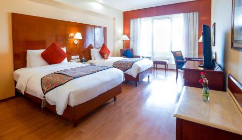 Lalit Deluxe Room King Bed