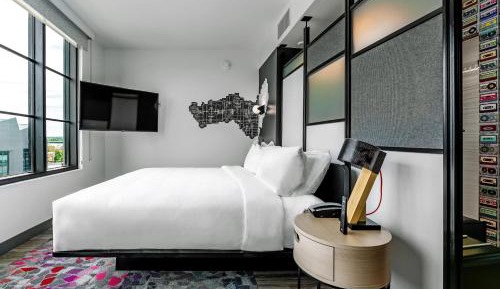 Urban Guest room with 1 King, City view
