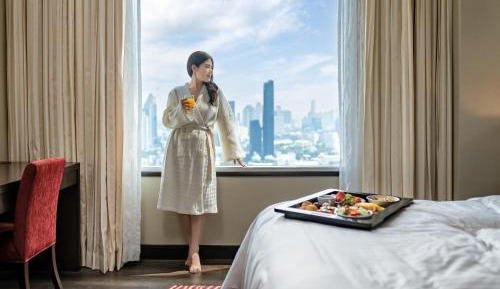 One-Bedroom Suite with Skyline View, with Bathtub