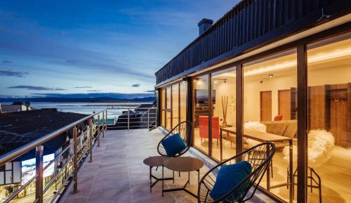 Apartment with Mountain View