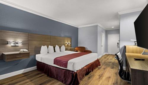 King Room with Bath - Disability Access/Non-Smoking