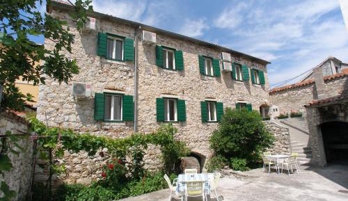 Deluxe Double Room (2 Adults + 1 Child)