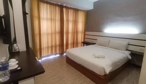 Deluxe Queen Room