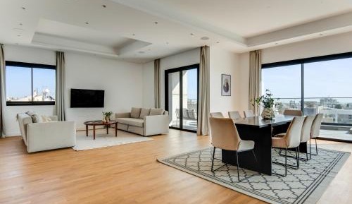 Four-Bedroom Apartment with Balcony 