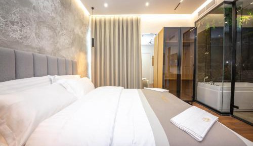 Deluxe Suite with Spa Bath