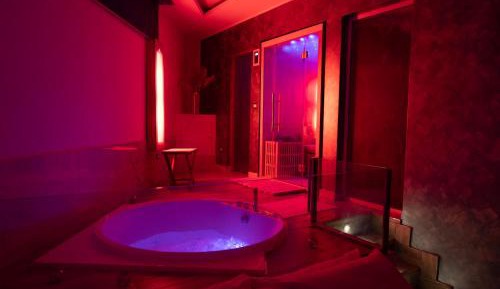 Deluxe Suite with Spa Bath