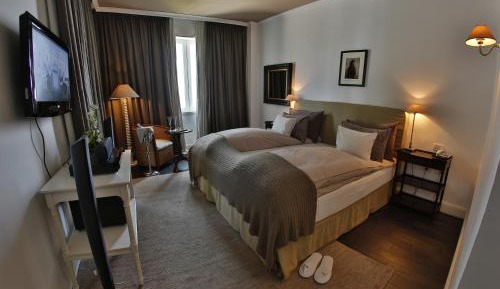 One-Bedroom Suite with Park View - First Floor