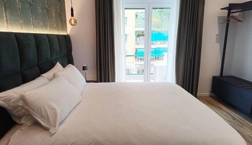 Deluxe Room (2 Adults + 1 Child)