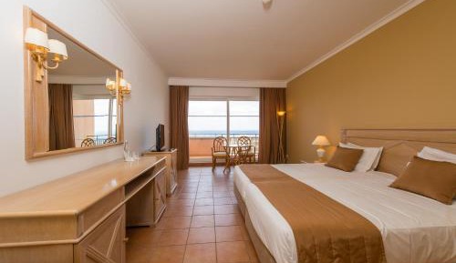 Twin Deluxe Room with Side Sea View