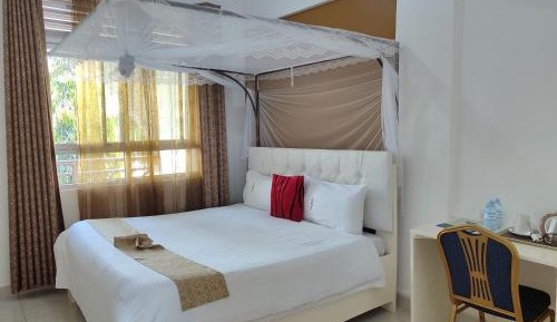 Deluxe Queen Suite