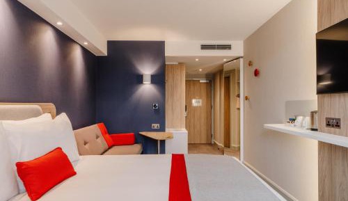Standard Queen Room with Sofa Bed and CIty View - Free Hot Breakfast