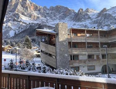 Apartment with Mountain View