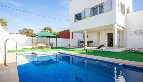 Three-Bedroom Holiday Home 