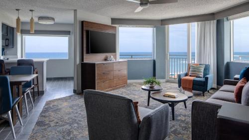 Deluxe One-Bedroom King Condominium with Oceanfront View, Balcony (Beach House Suites) 