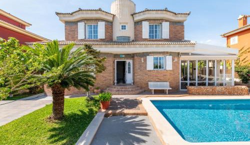 Villa with Garden View