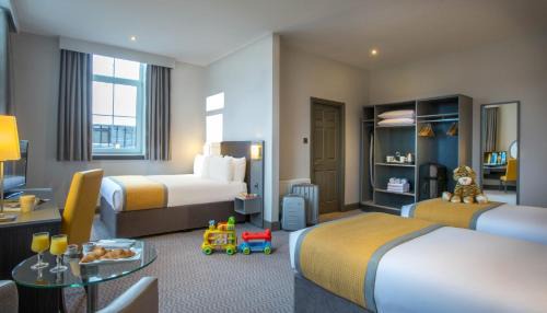 Family Room (2 Adults + 2 Children)