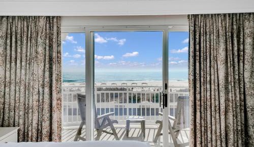Deluxe Queen Suite with Kitchenette and Ocean View