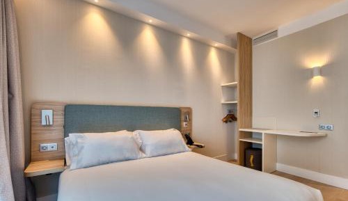 Standard Queen Room - Accessible with Free Breakfast