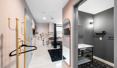 Deluxe Queen Suite