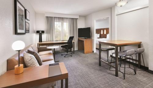 One-Bedroom Queen Suite