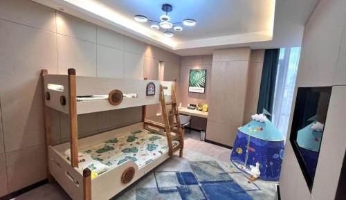 Family Room with Twin Bed
