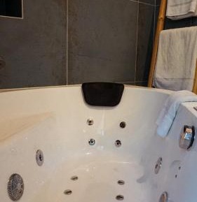 Studio with Spa Bath