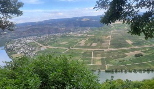Two-Bedroom Apartment with Mountain View