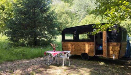 Deluxe Room (2 Adults + 1 Child)