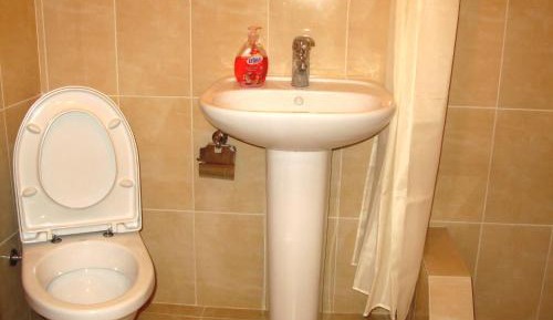 Economy Twin Room with Shared Bathroom