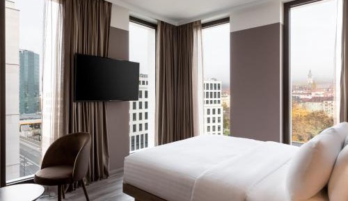 Corner king room with courtyard view