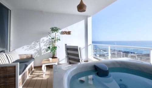 Apartment with Terrace and Sea View