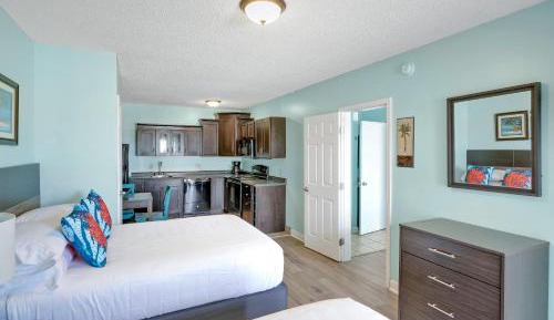 Queen Suite with Pool View