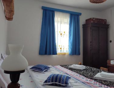 Deluxe Double Room (2 Adults + 1 Child)